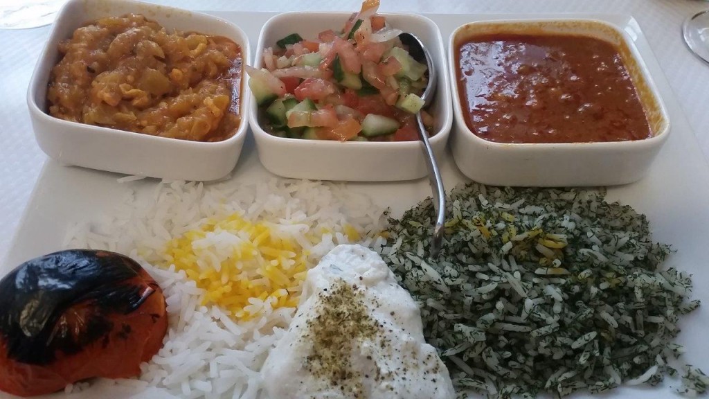 Assiette mixte végétarienne : Mirzaghasemi, Salade shirazi, Tomate grillée...