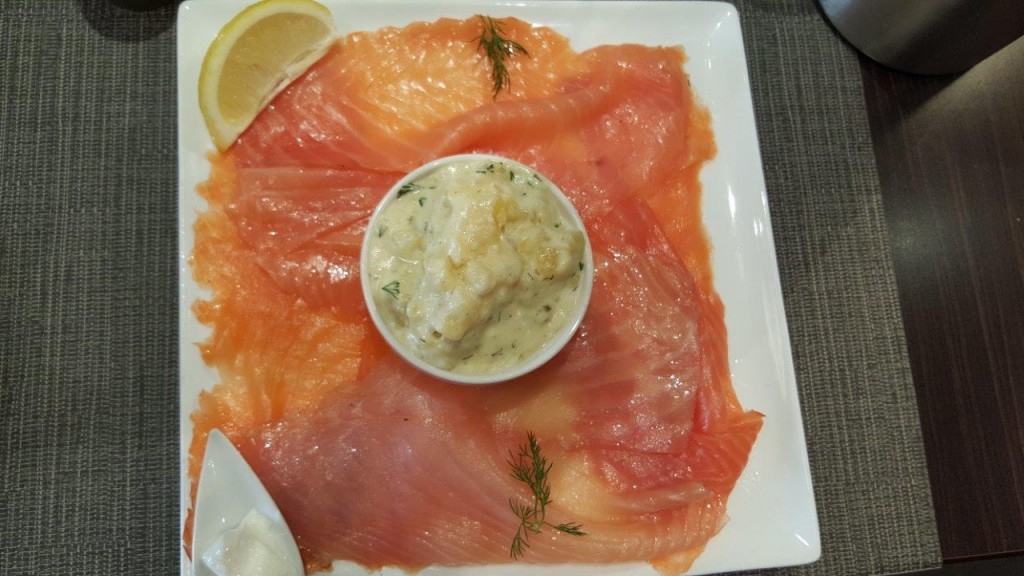 Grande assiette La Nordik - Quatre trabches de saumon fumé : irlandais de culture Bio, shetlandais, écossais de culture Bio et norvégien 