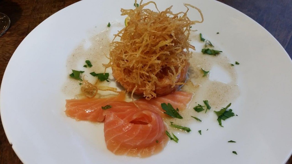 Saumon frais façon tartare, pomme paille et vinaigrette