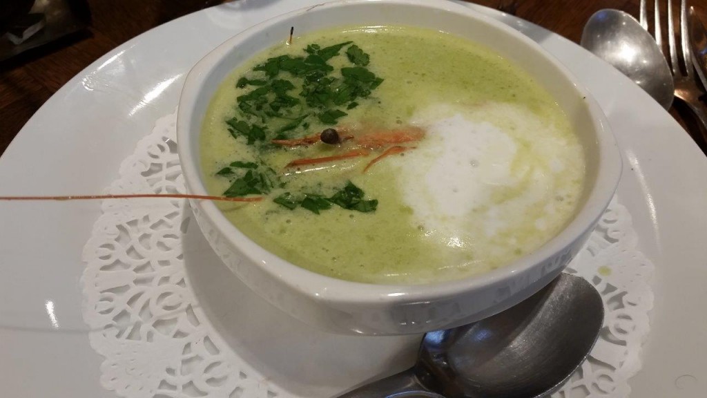 Velouté de petits pois et sa gambas, émulsion de crème