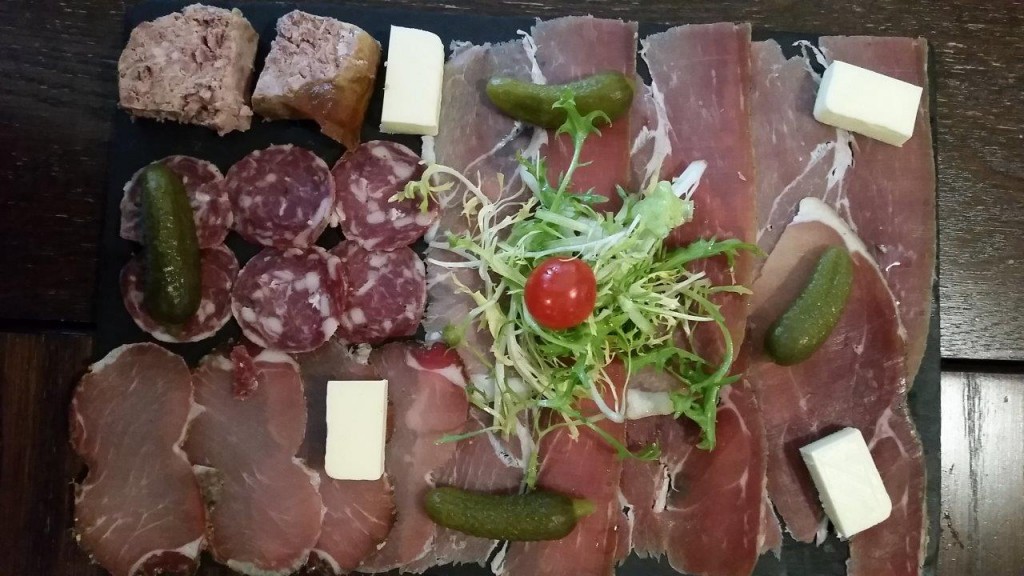 Assiette de charcuterie corse