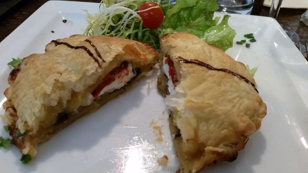 Feuilleté au chèvre, aubergine, tomates confites et miel