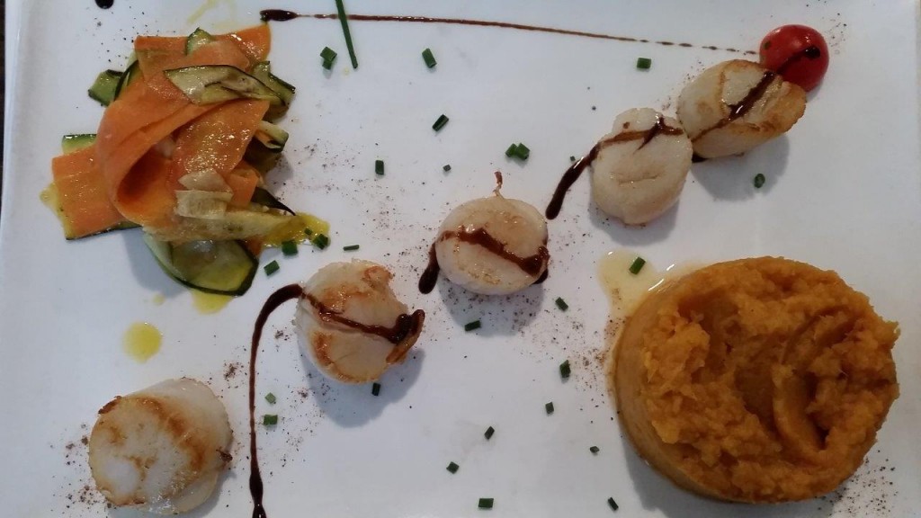 Noix de Saint Jacques bretonnes, purée de patates douces à la cannelle et ses petits légumes poêlés