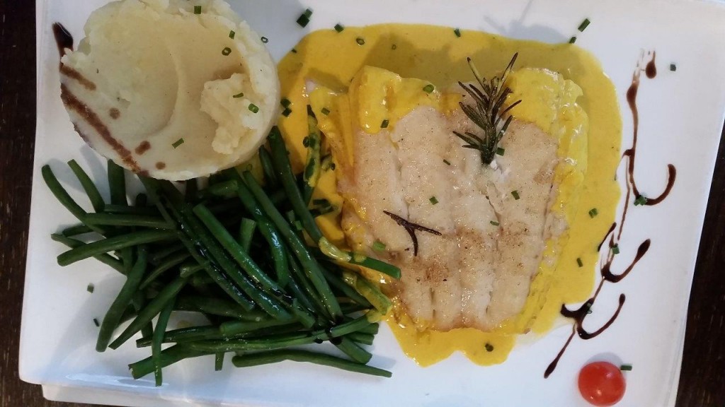 Filet de lieu jaune au safran, haricots verts et purée de pomme de terre