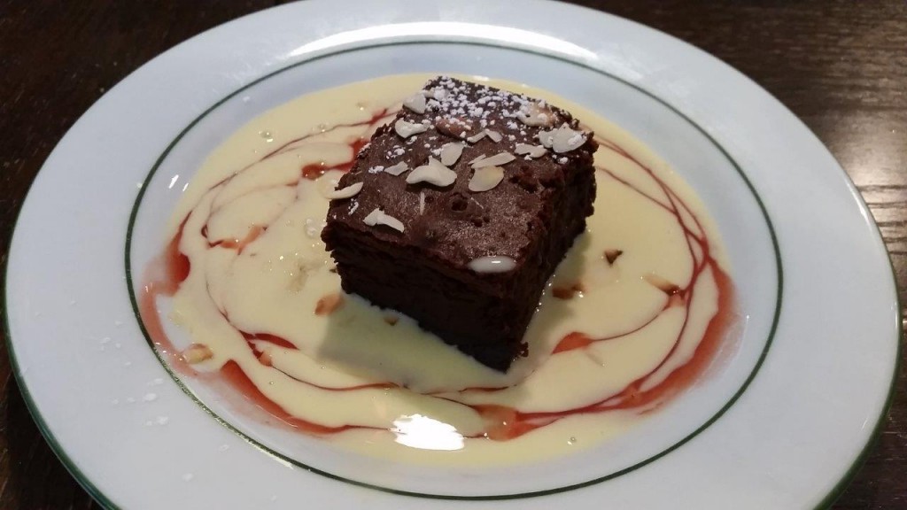 Moelleux au chocolat, crème Anglaise et amandes effilées 