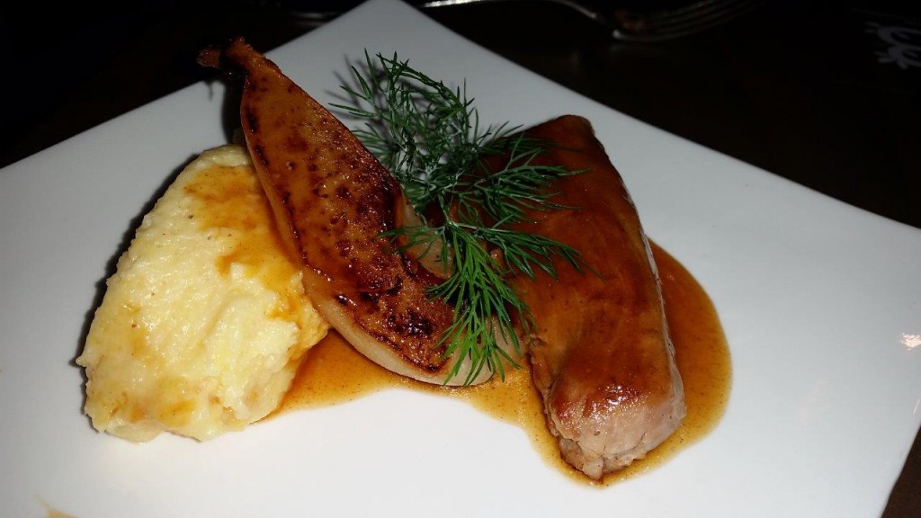 Filet mignon de porc laqué au vinaigre de Xérès et à la sauge, polenta crémeuse aux abricots secs et poire rôtie 