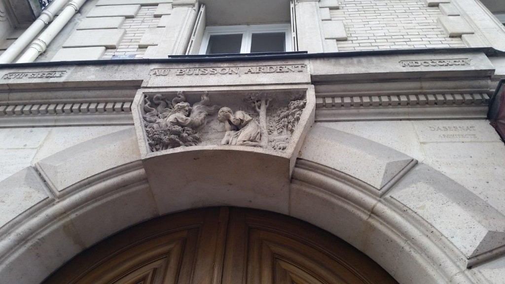 Fronton du porche du 25 rue Jussieu 