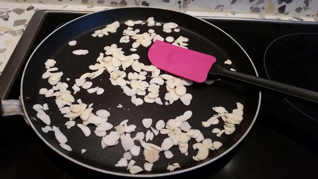 Yaourt au miel à la fleur d’oranger et aux amandes grillées.