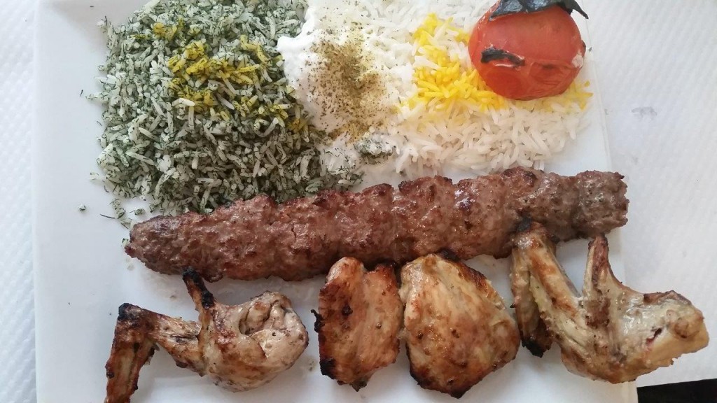 Assiette royal : 1 brochette de djoudjeh et 1 brochette de koubideh 