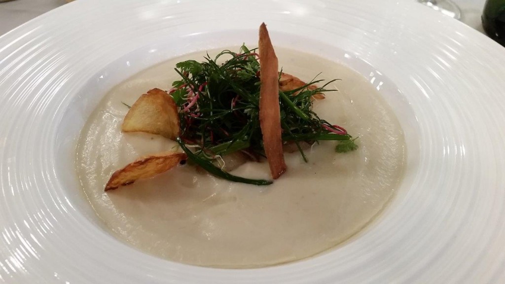 Saint Jacques grillées, velouté de topinambours et chips