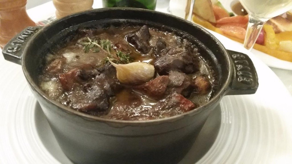 Lièvre à la Royale à la cuillère, cuit en cocotte, purée, foie gras et champignons 