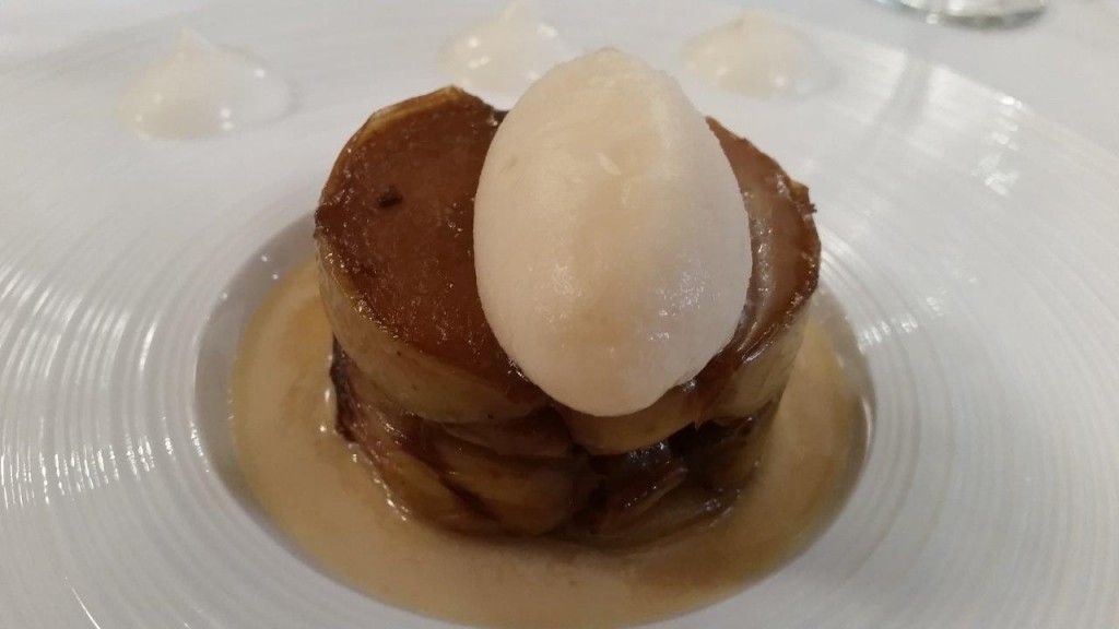 Tatin de pommes caramélisées, crème de ferme Normande, glace au cidre