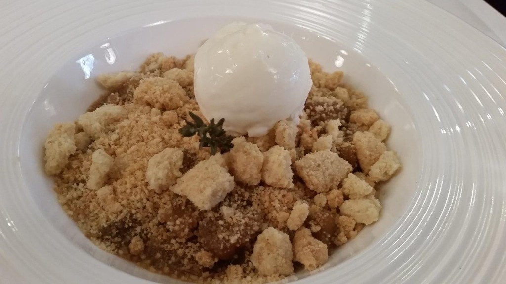 Crumble aux poires caramélisées et épices douces, fromage blanc glacé