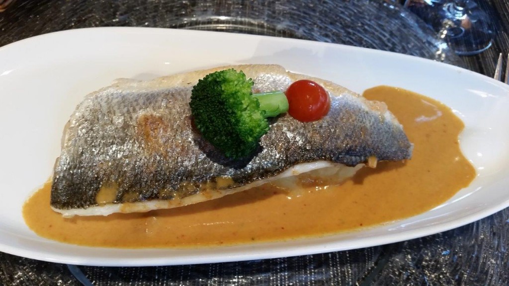 Filet de bar meunière, pommes écrasées, coulis de homard