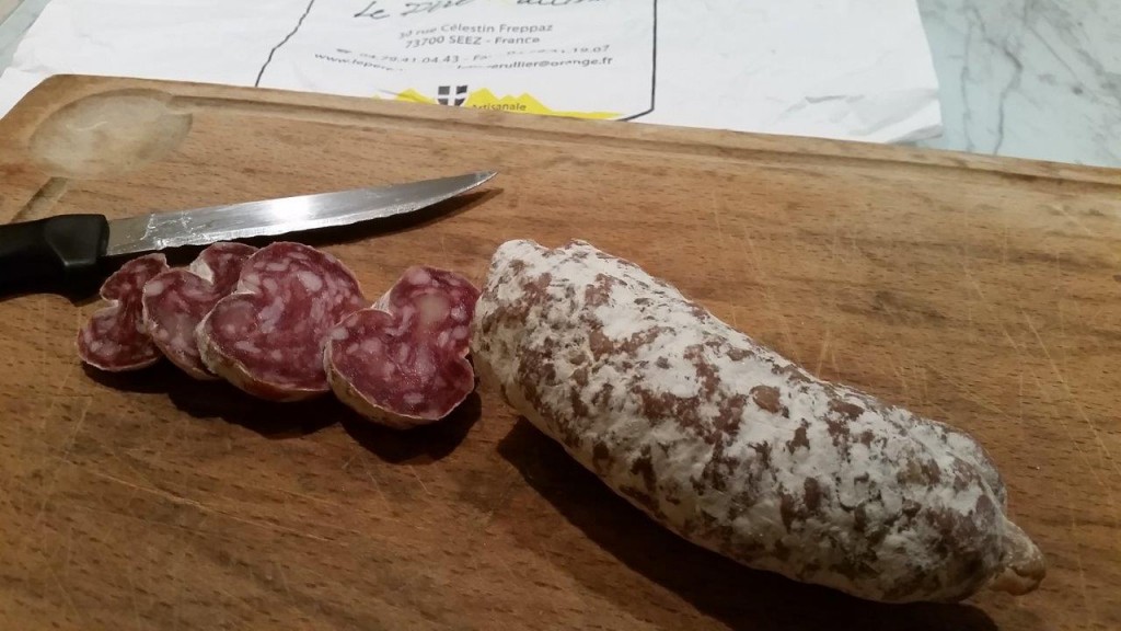 Dégustation du saucisson à la tomme de Savoie