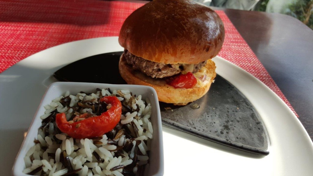 Burger steak limousin et duo de riz Thaï