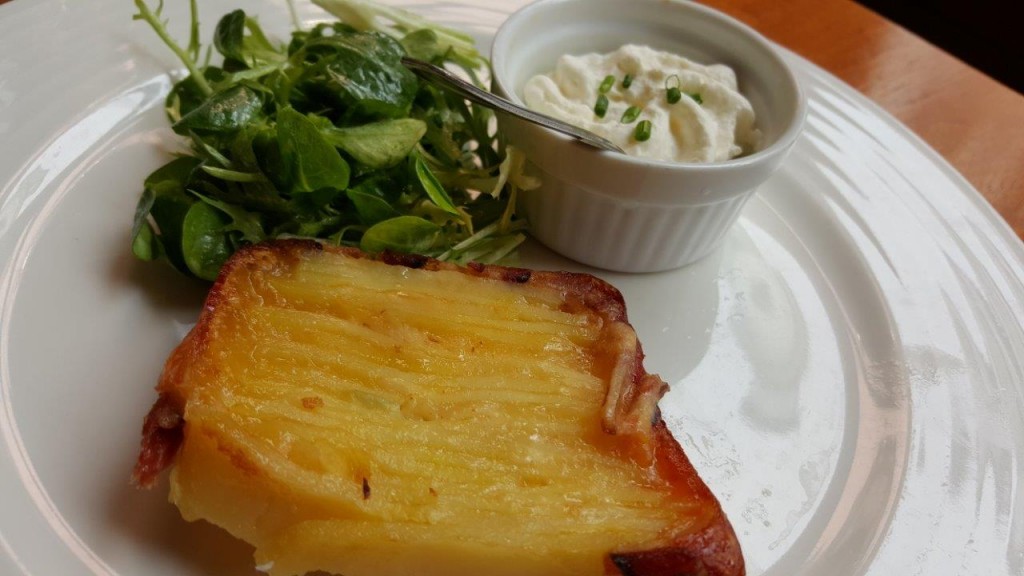 Terrine de pommes de terre et reblochon lardée