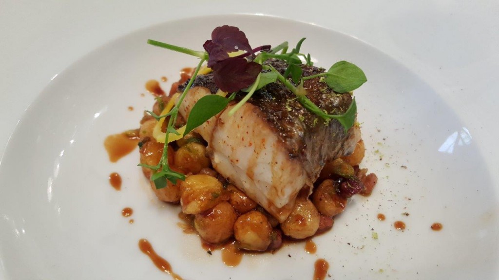 Pavé de bar grillé sur peaux, fricassée de pommes de terre aux lards, jus parfumé à la fève de Tonka