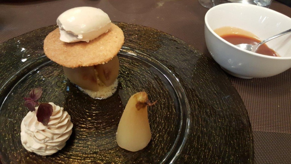 Poire pochée aux épices, crème d'amande et caramel au beurre salé 