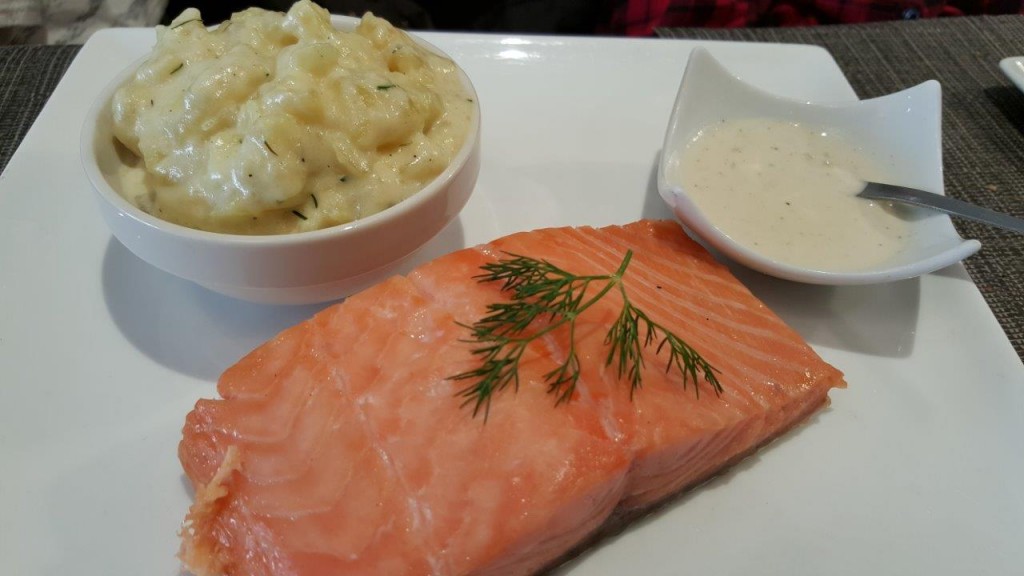 Pavé de saumon fumé à chaud "Bradan roast". Écrasé de pommes de terre tièdes à la crème