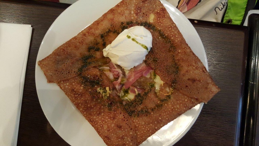 Galette Camille : emmental, oignons, lardons, crème fraîche, basilic 