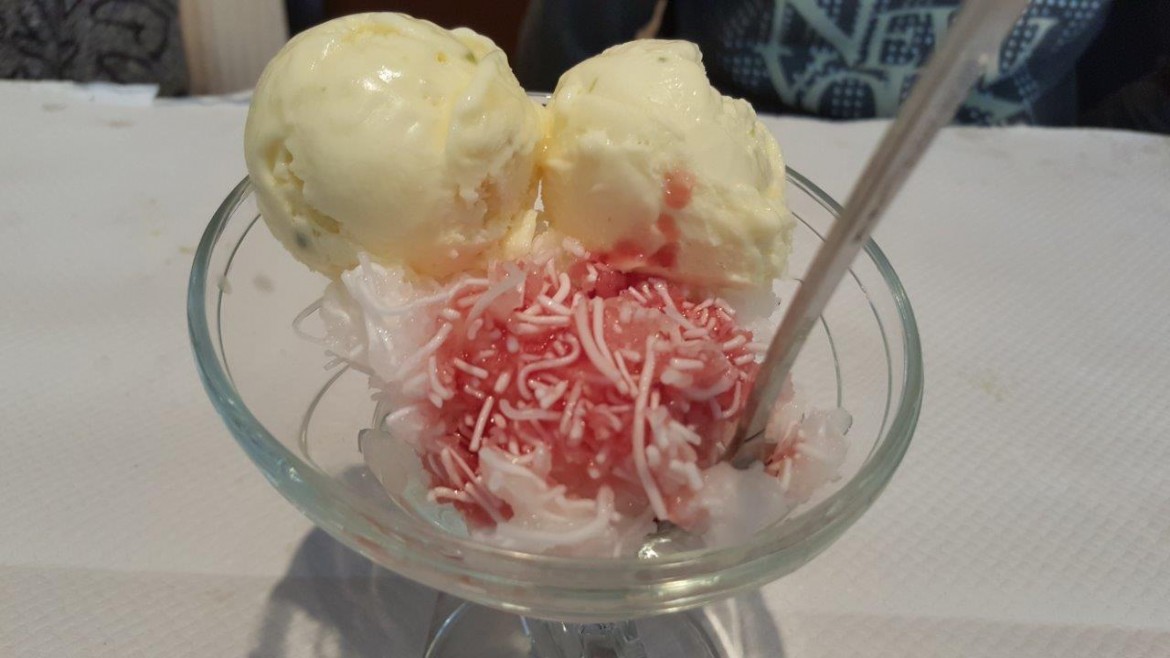 Makhloute Assortiment de glace au safran et de vermicelle à l 'eau de