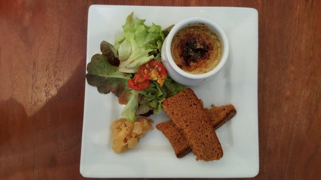 Crème brûlée de foie gras de canard, chutney de pomme et pain d'épice toasté 