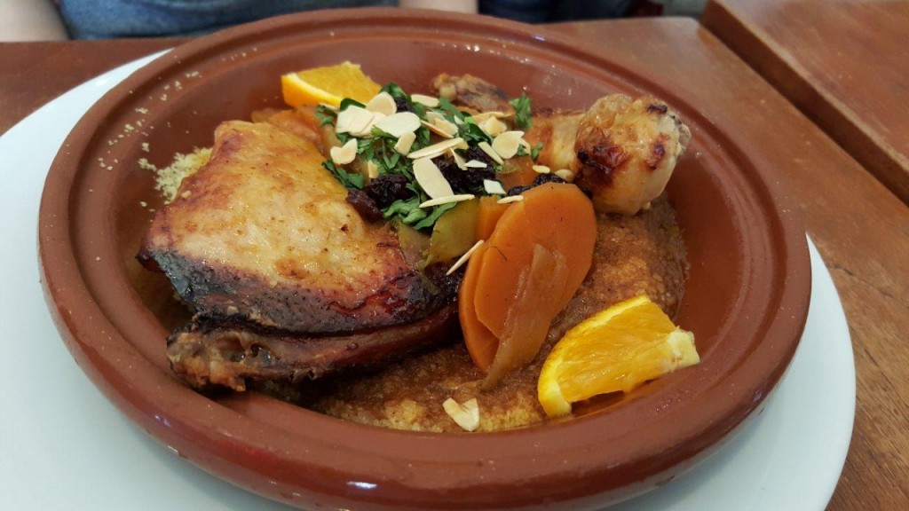 Tajine de poulet au miel, amandes effilées et semoule 