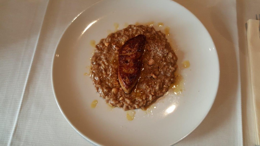 Escalope de foie gras poêlée, risotto arborio aux cèpes et noisettes 