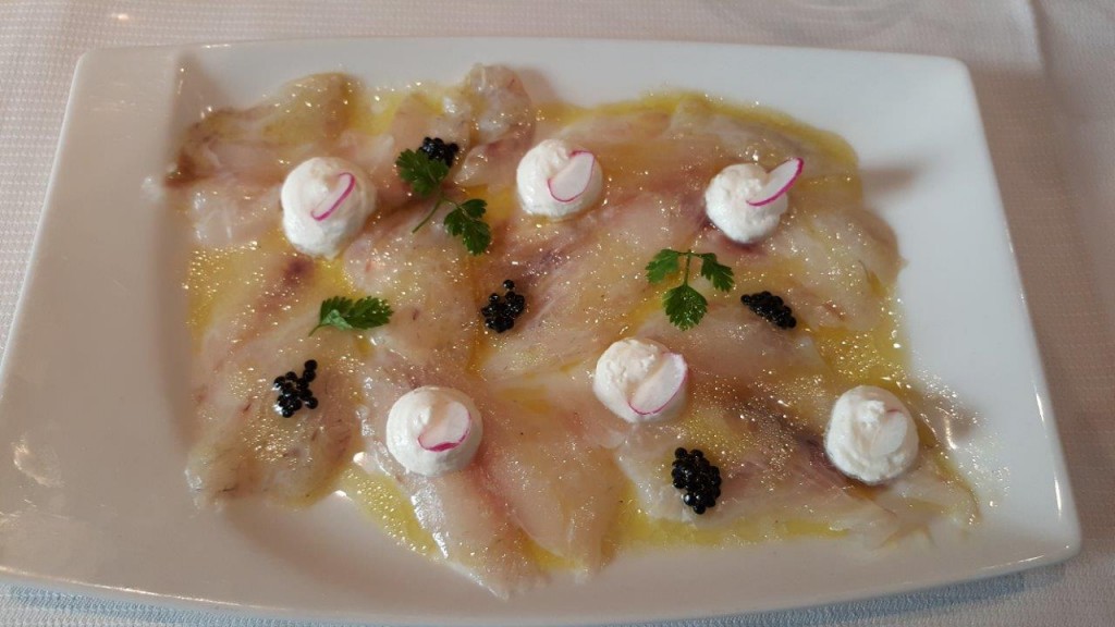 Carpaccio de bar, crème aigre, caviar avruga et radis rose