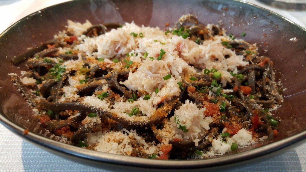 Linguine à l'encre de seiche, chair de crabe et Nduja de porc