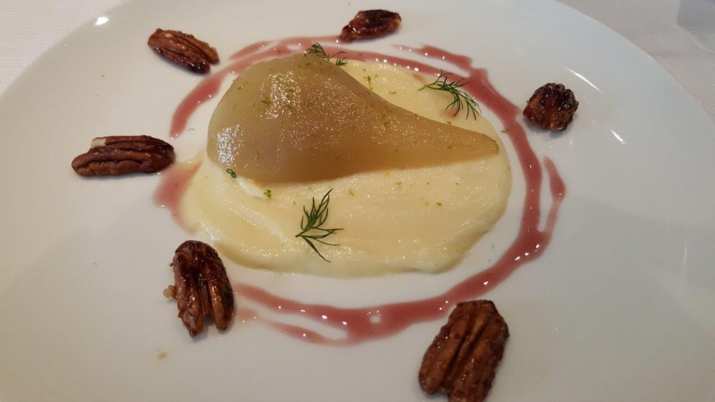 Poire pochée à la camomille, purée de panais, Noix de pétanque caramélisé