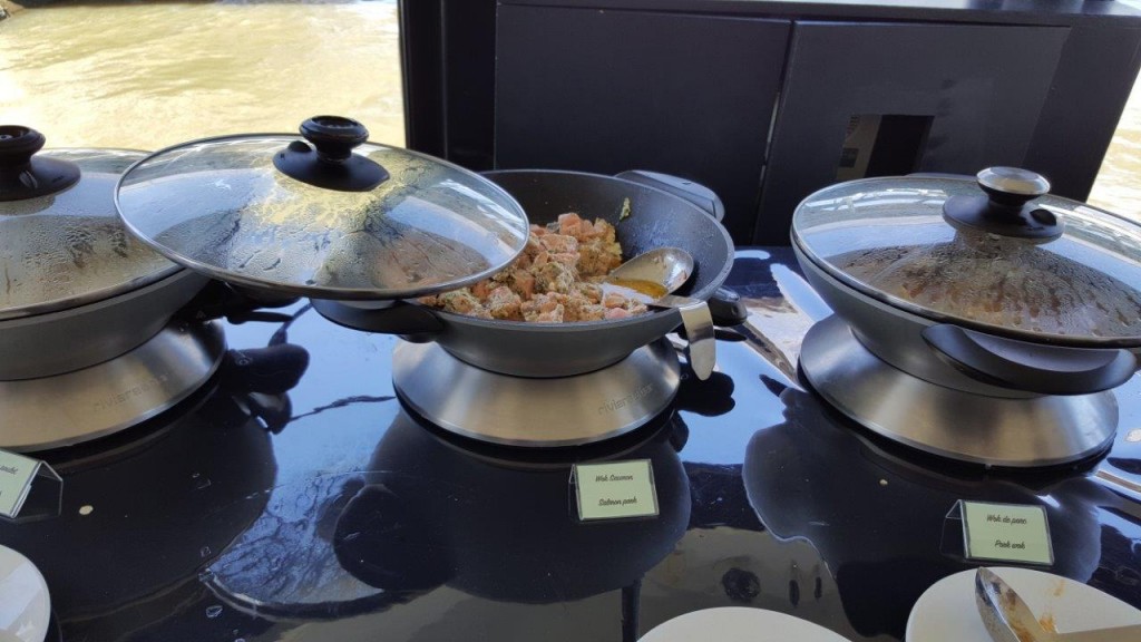 wok de poulet, de porc et de saumon