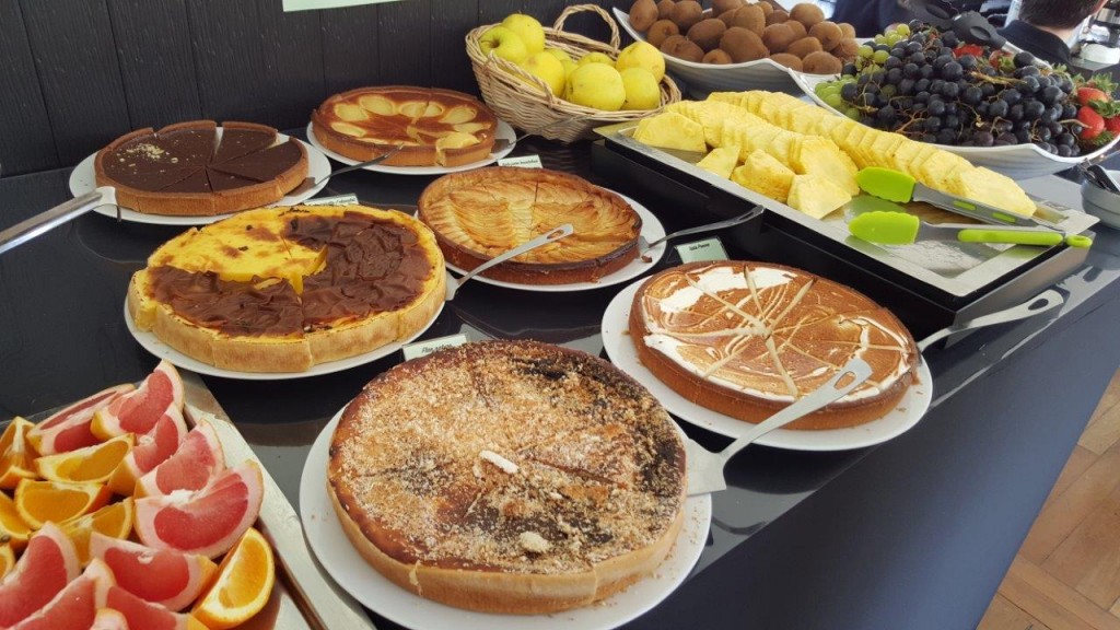 fruits, des salades de fruits, du fromage blanc, des tartes, des gâteaux