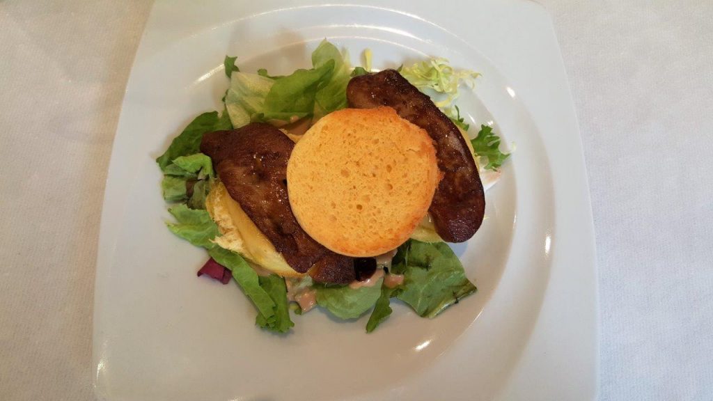 Foie gras poêlé sur lit de pomme et brioche 