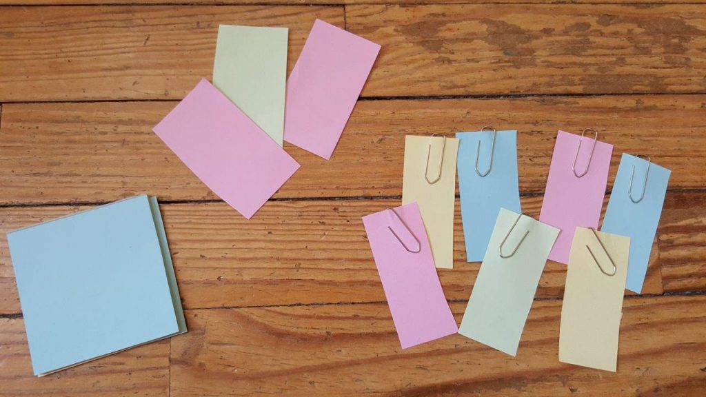 Découper dans des post-it ou feuilles de couleur 7 bande assez larges de papier 