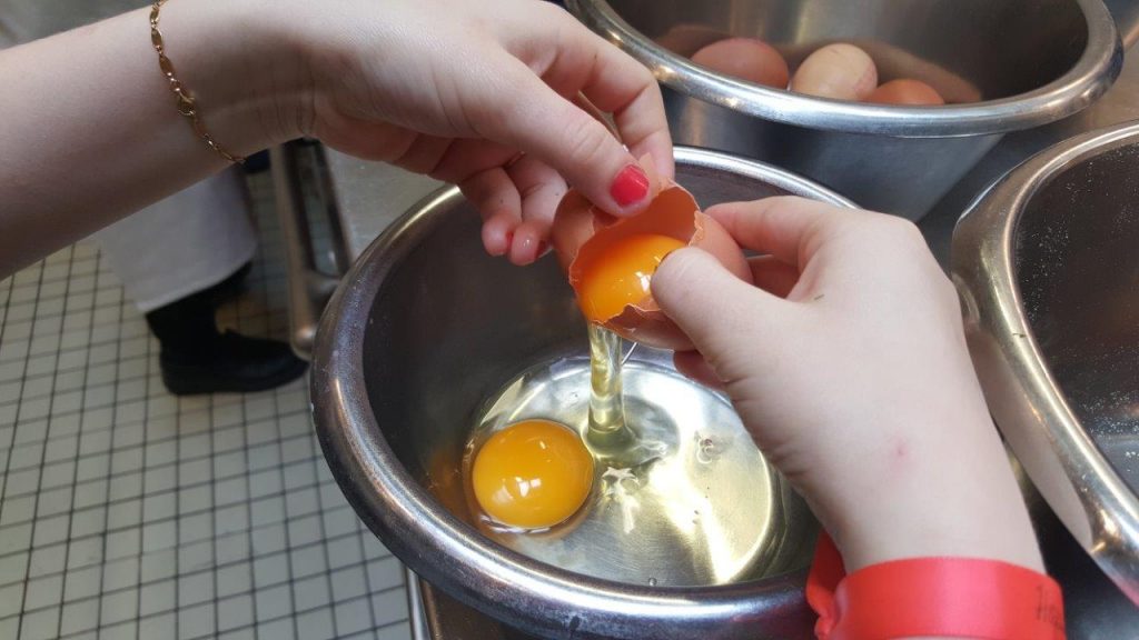 Des œufs brouillés aux fines herbes et saumon fumé