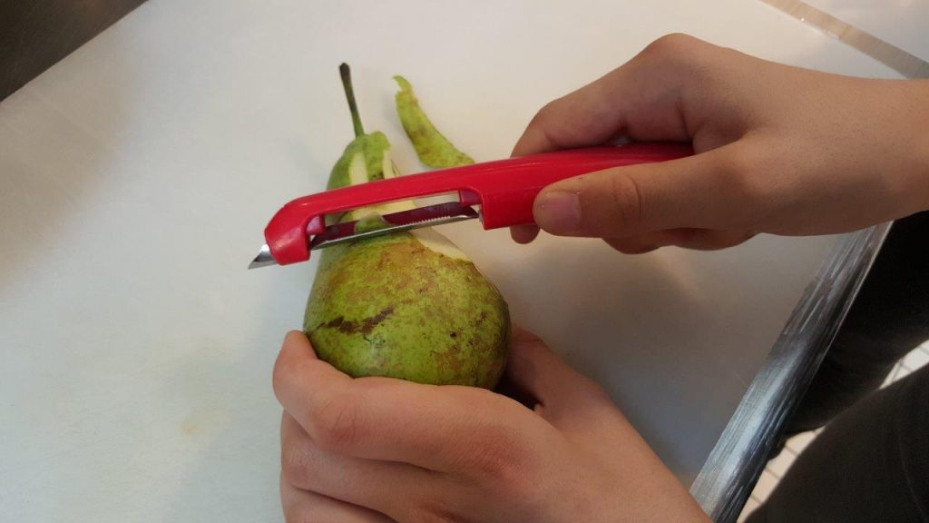 Une fondue au chocolat au lait et brochette de fruits de saison