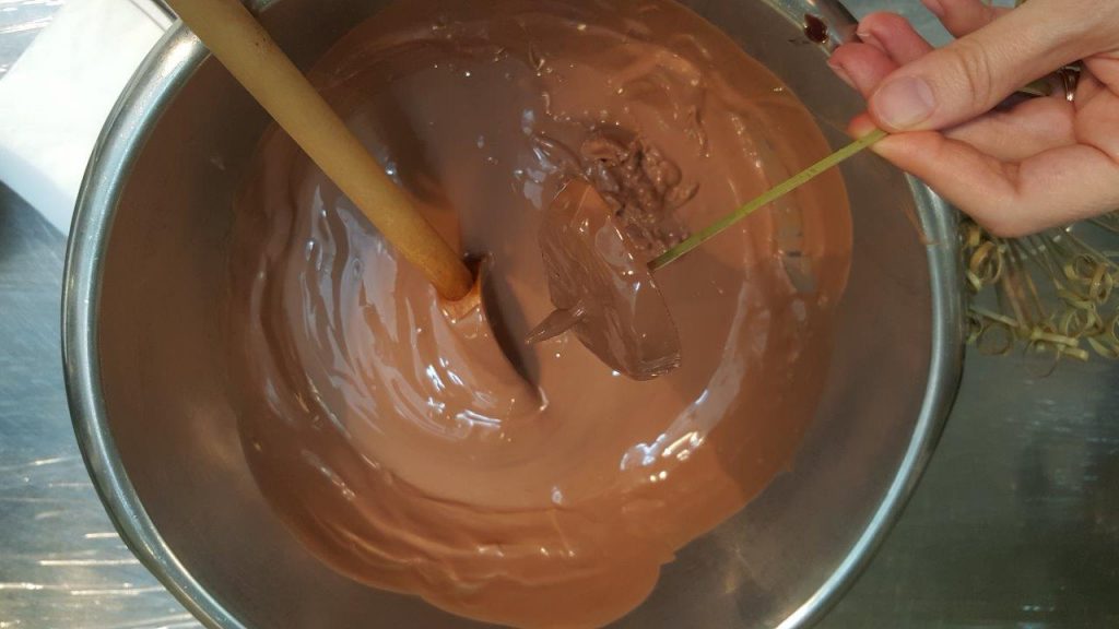 Une fondue au chocolat au lait et brochette de fruits de saison