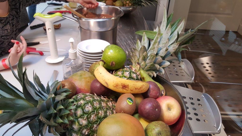 Une fondue au chocolat au lait et brochette de fruits de saison