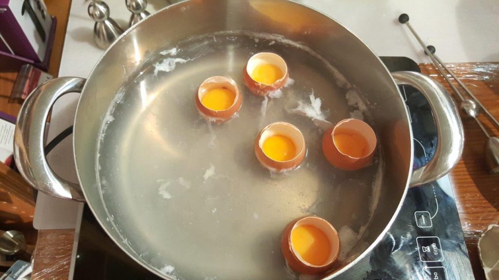 Des œuf cocotte cuit dans sa coquille, émulsion de petits pois et chips de jambon