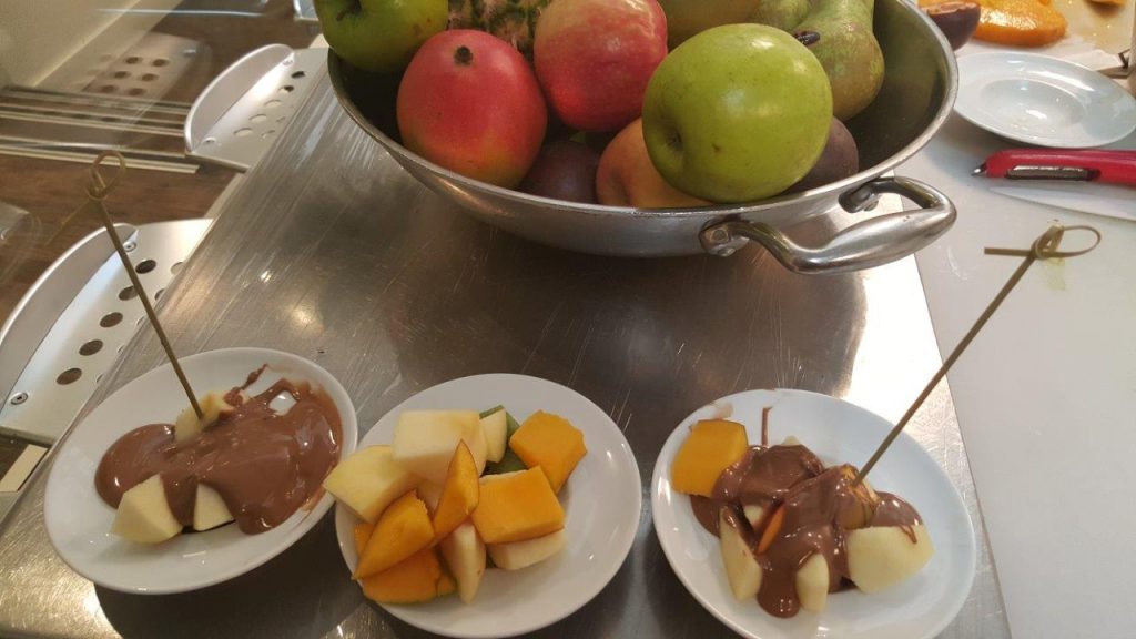 Une fondue au chocolat au lait et brochette de fruits de saison