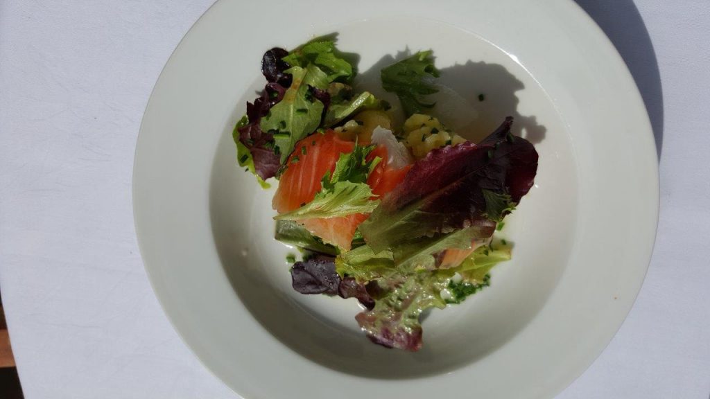 Salade de saumon mariné, chèvre frais et pommes de terre Roseval
