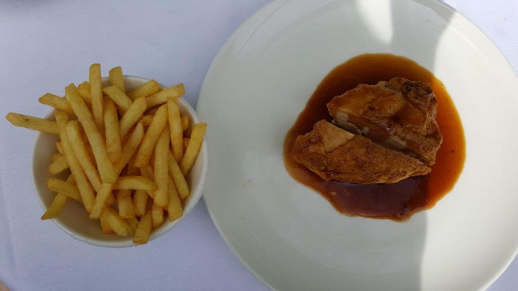 Suprême de poulet et pomme allumettes (menu enfant)