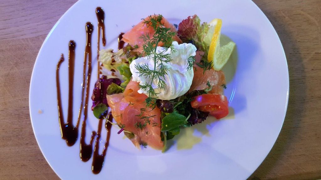 Salade de saumon fumé et son oeuf poché