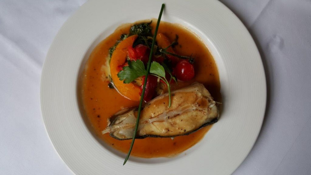 Pavé de turbot, sauce aux truffes, fondant de légumes 