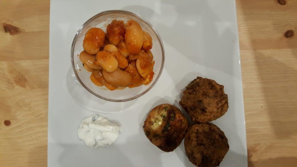 Keftedes : 3 boulettes(viande de bœufs aux herbes, courgette-feta) avec haricots géants à la tomate