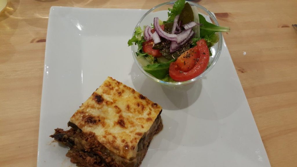 Moussaka : lamelles d’aubergines, viande de bœuf hachée et béchamel avec salade