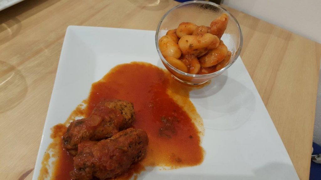 Soutsoukakia : boulettes de viande de bœuf aux herbes grecques et à la sauce tomate avec haricots géants à la tomate