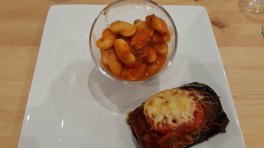 Imam : aubergine farcie à la tomate, aux oignons et aux pignons de pin avec haricots géants à la tomate